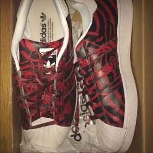 Adidas red clashes superstar W